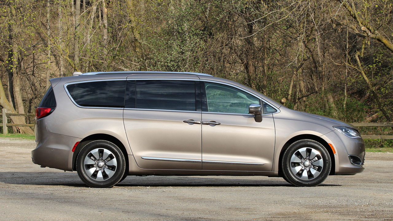 2017 Chrysler Pacifica Hybrid Review: The No-Fuss Gas-Saver