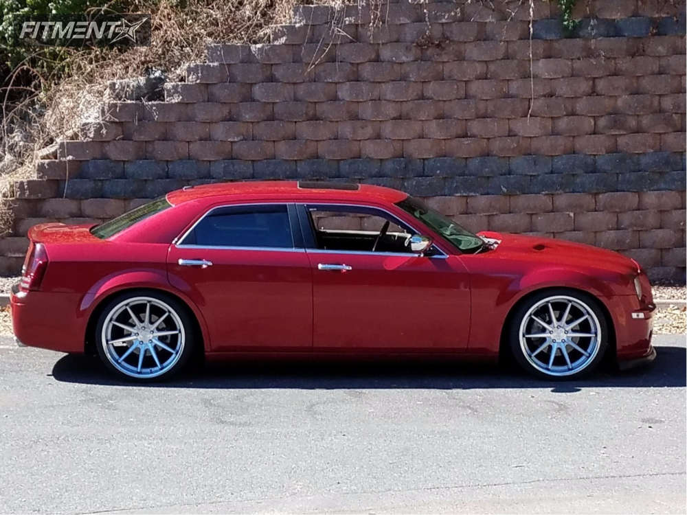 2009 Chrysler 300 C with 22x9.5 Ferrada FR4 and Toyo Tires 265x30 on Air  Suspension | 282423 | Fitment Industries