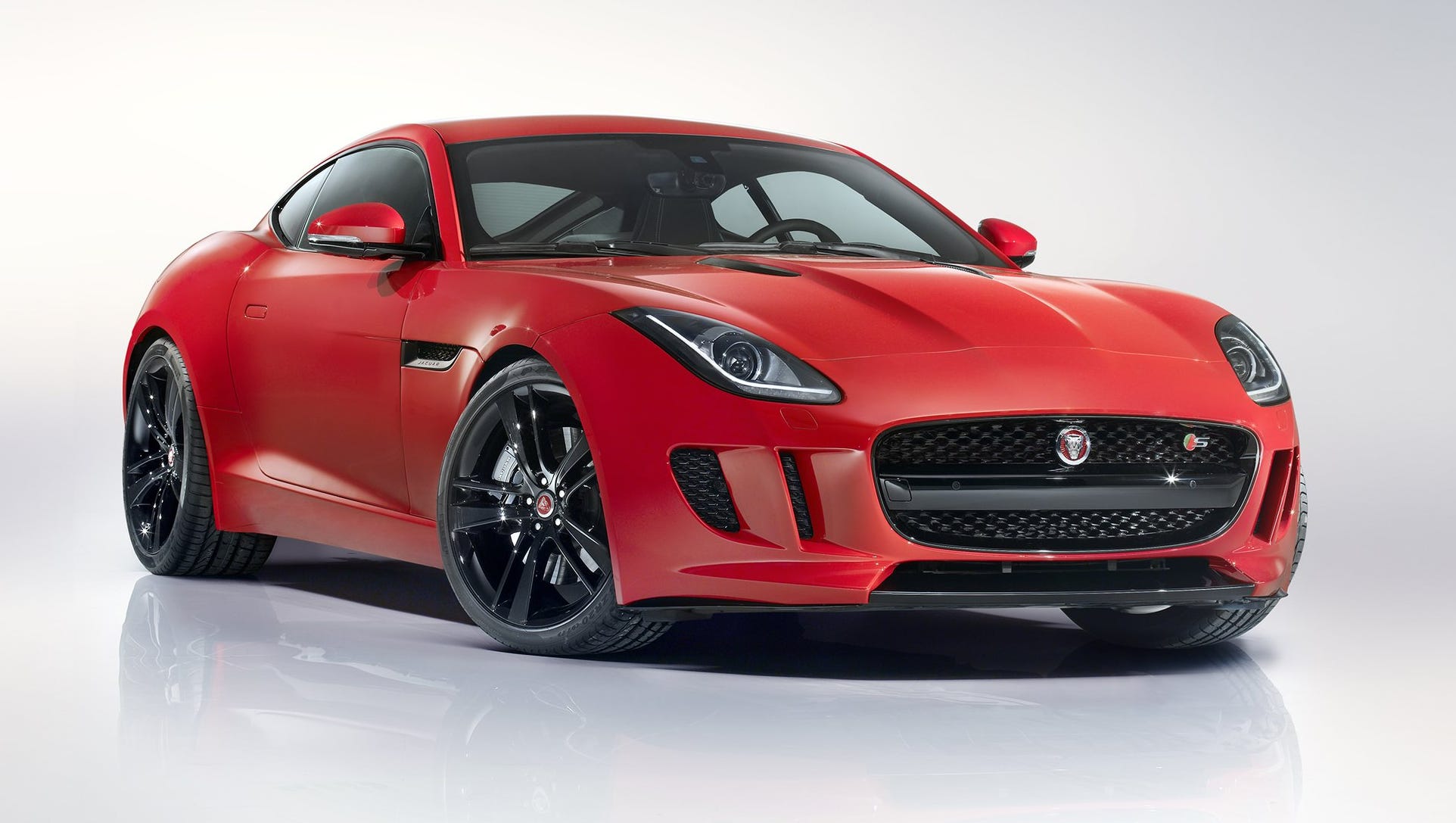 2015 Jaguar F-type R coupe roars with acceleration