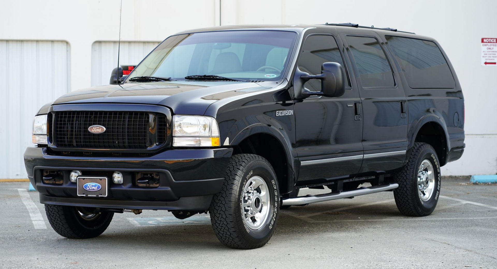 Someone Believes A 16k-Mile 2003 Ford Excursion Is Worth $100,000 – So They  Bought It | Carscoops