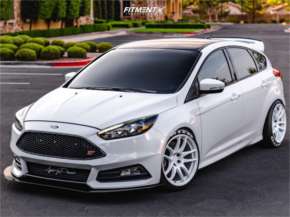 2016 Ford Focus ST with 18x9.5 Vordoven Forme 9 and Nitto 225x40 on  Coilovers | 531788 | Fitment Industries