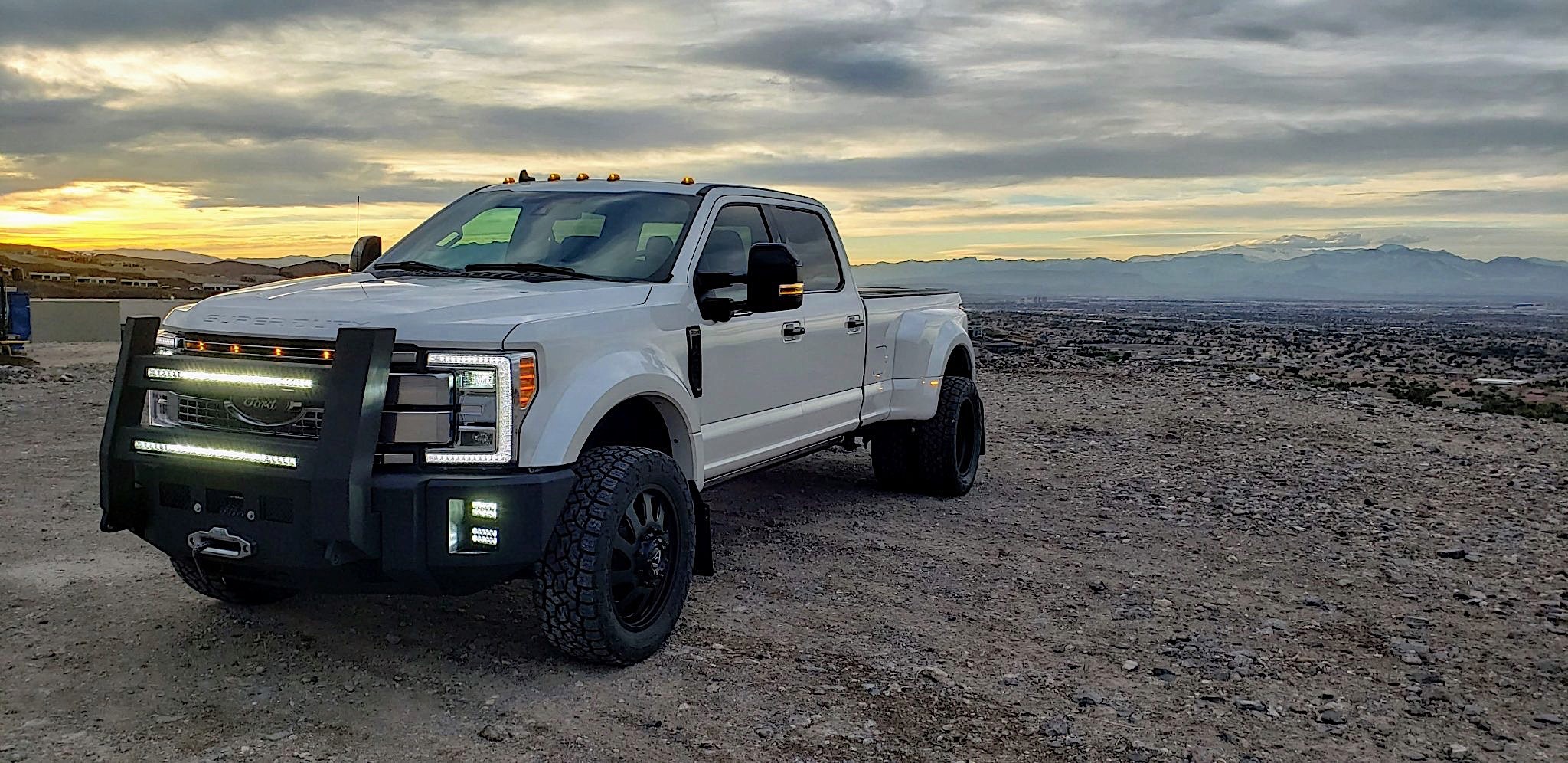 Running W 2019 Ford F-450 Super Duty Looks Like the King of All Things F-Series  - autoevolution