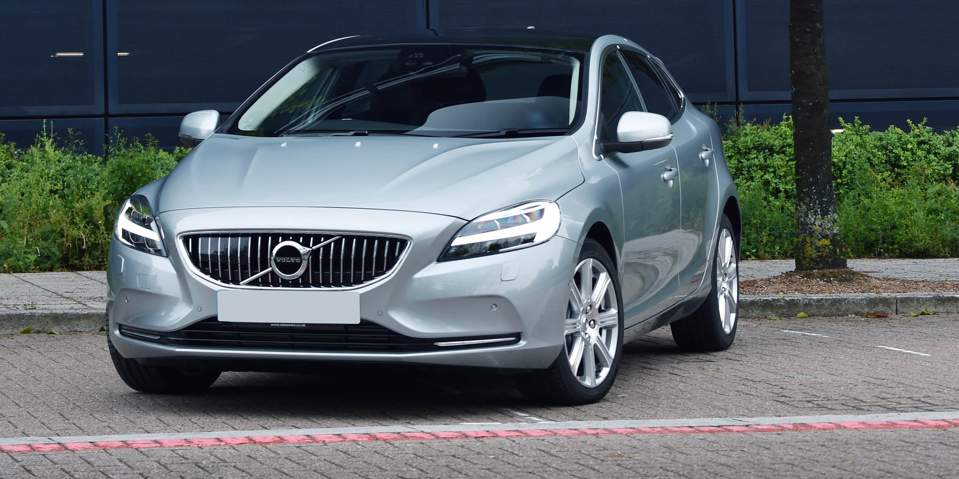 Volvo V40 Review 2023 | Drive, Specs & Pricing | carwow