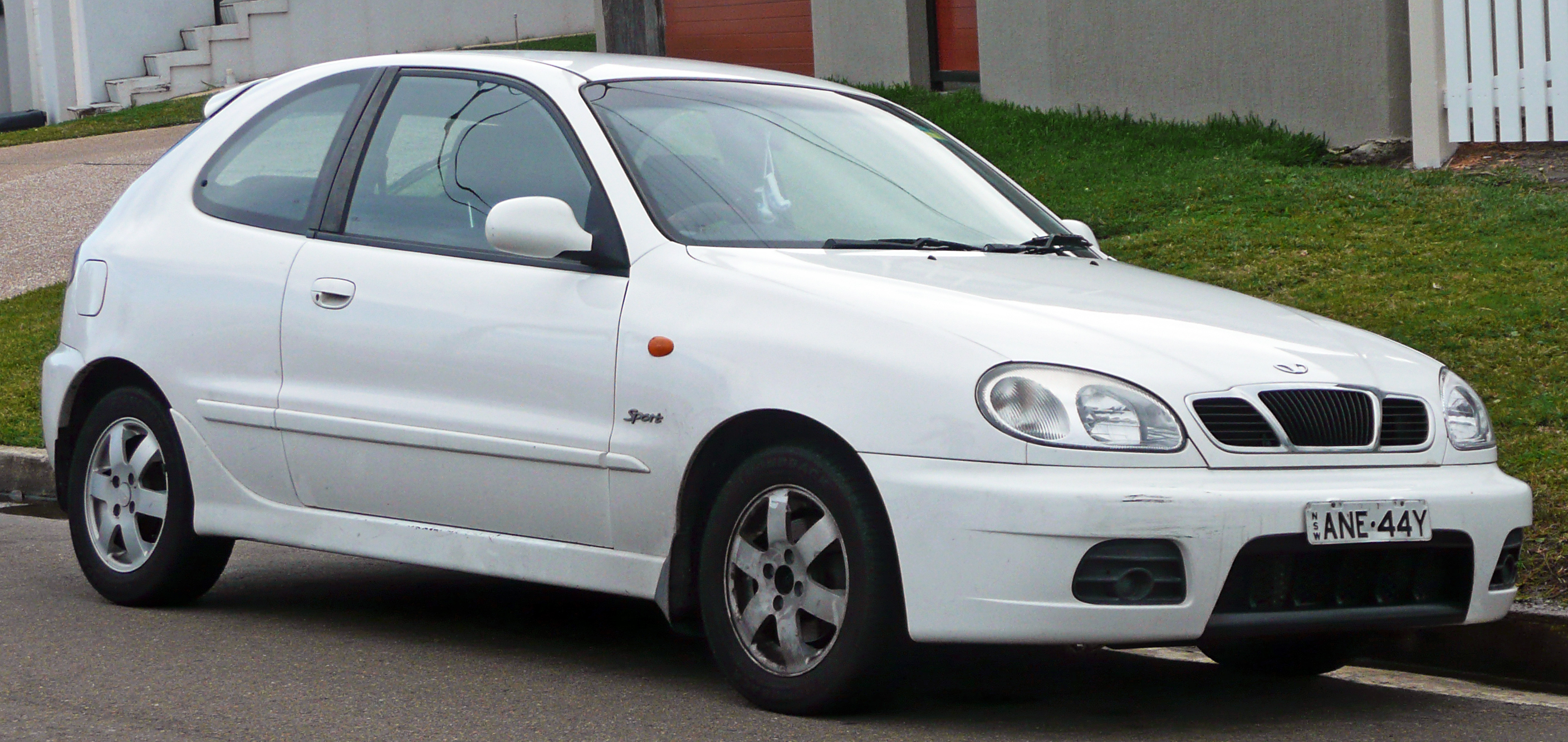 File:2001 Daewoo Lanos (T150) Sport 3-door hatchback (2010-06-17) 01.jpg -  Wikimedia Commons