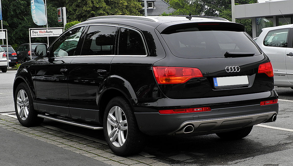 File:Audi Q7 – Heckansicht, 26. Juni 2011, Mettmann.jpg - Wikimedia Commons