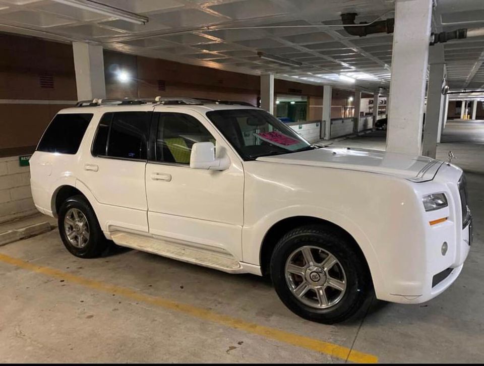 2005 Lincoln Aviator Posing As Rolls-Royce Cullinan Is For Sale