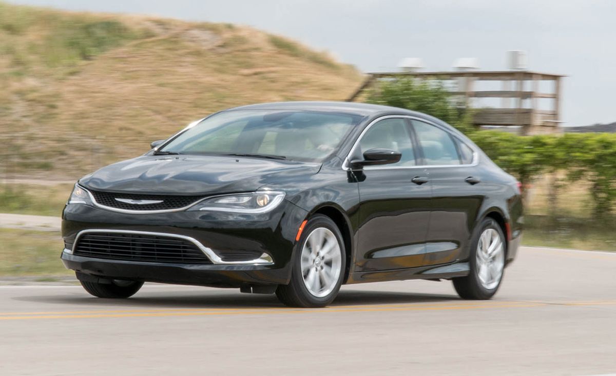 Test: 2016 Chrysler 200 V-6 FWD &#8211; Review &#8211; Car and Driver