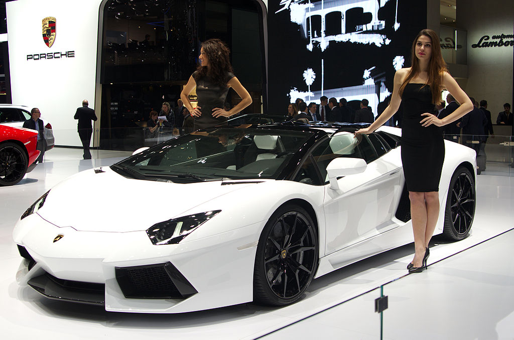 File:Geneva MotorShow 2013 - Lamborghini Aventador white.jpg - Wikimedia  Commons