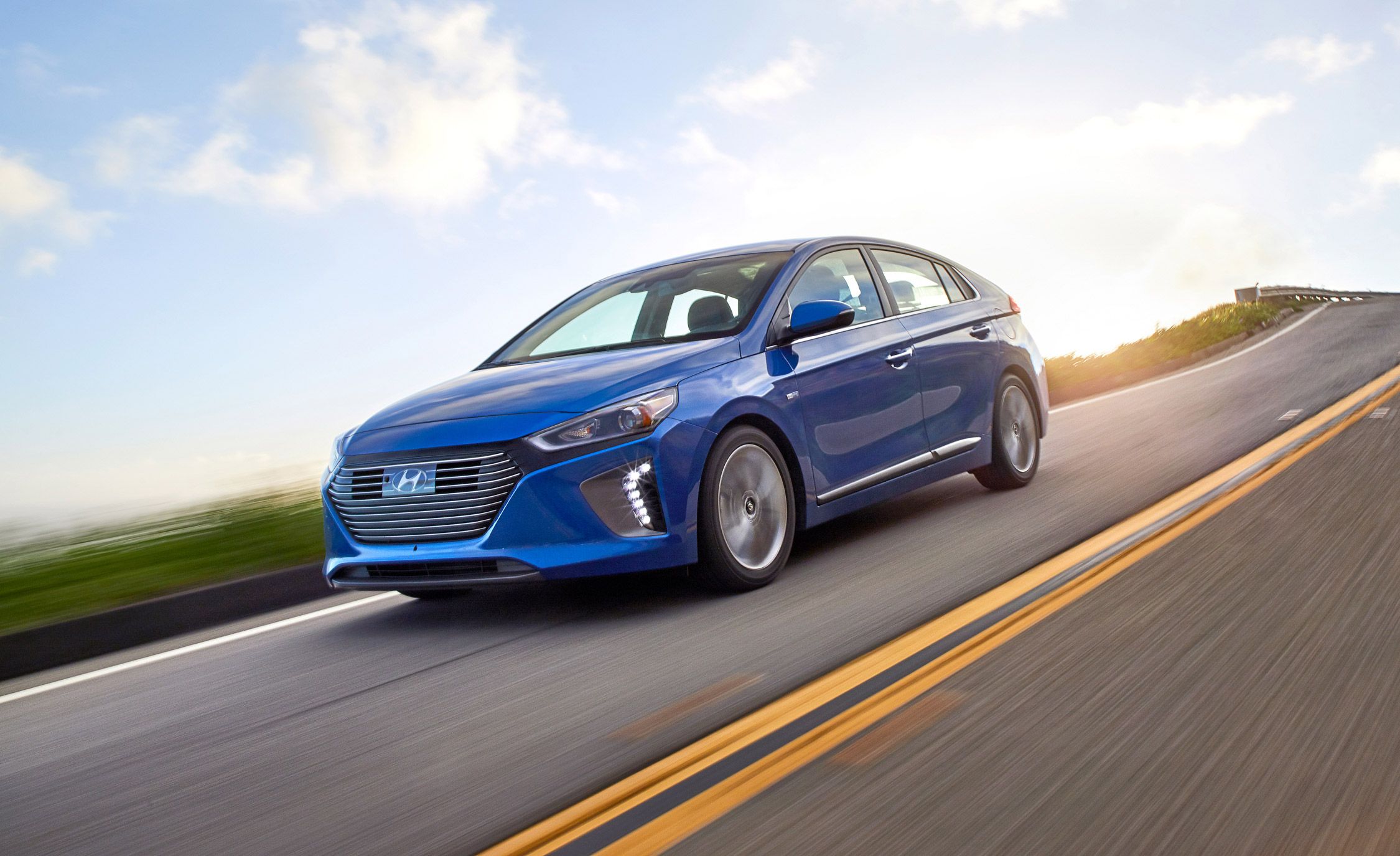 Pennywiser: 2017 Hyundai Ioniq Hybrid Tested!