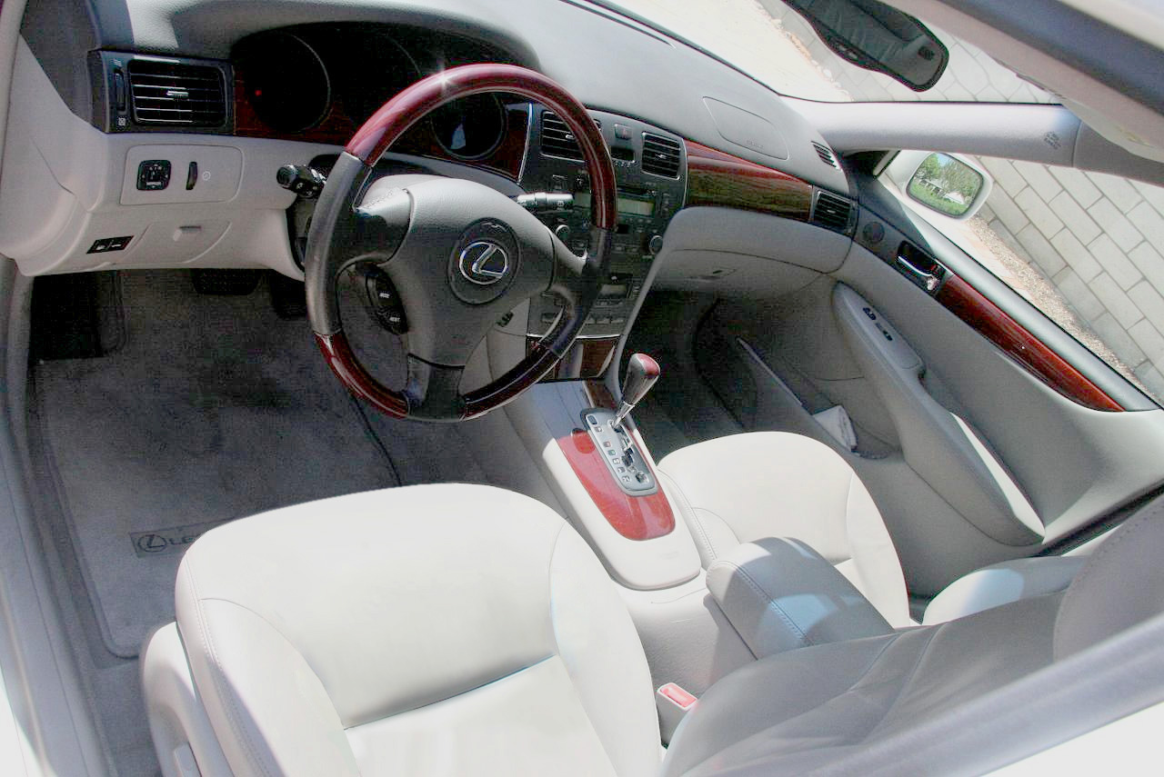 File:Lexus ES 330 interior.jpg - Wikimedia Commons