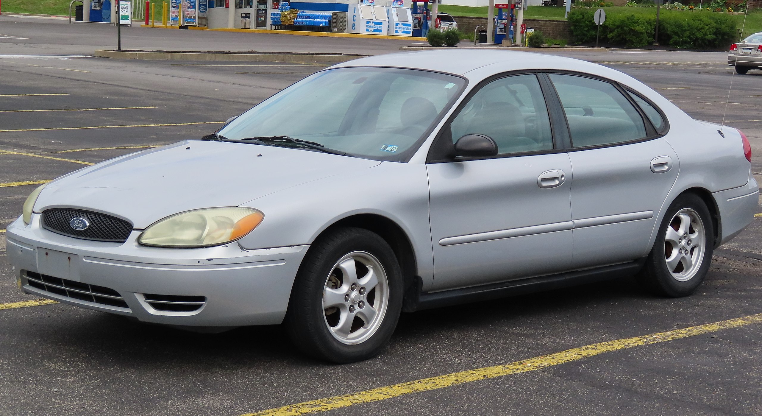 File:2004 Ford Taurus SE Sedan, front left, 08-14-2022.jpg - Wikimedia  Commons