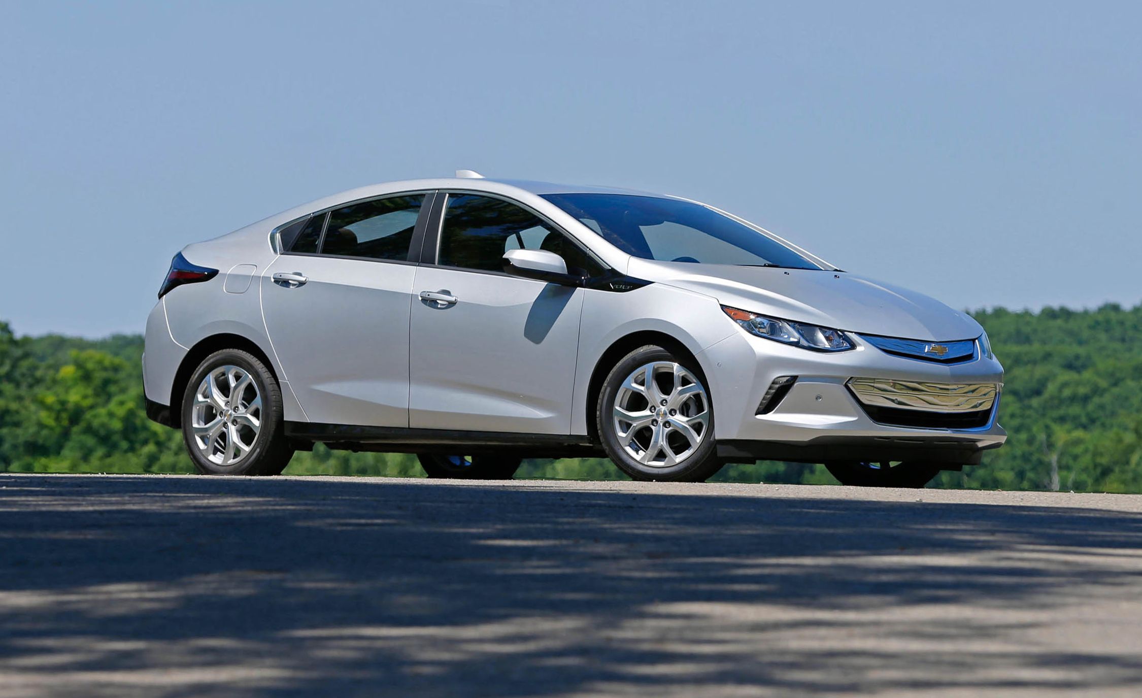 2017 Chevrolet Volt Review, Pricing, and Specs