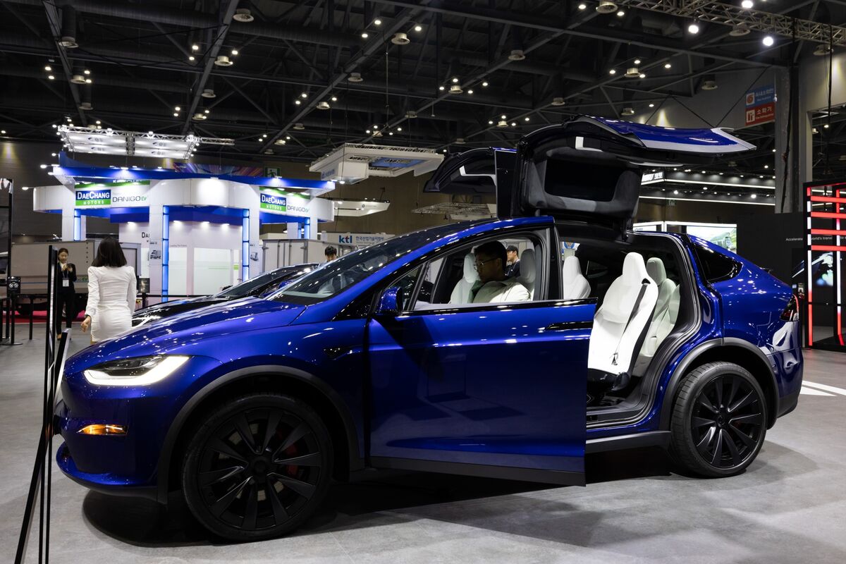 Tesla Cuts Model S and X Prices by $5,000, Third Discount in 2023 -  Bloomberg
