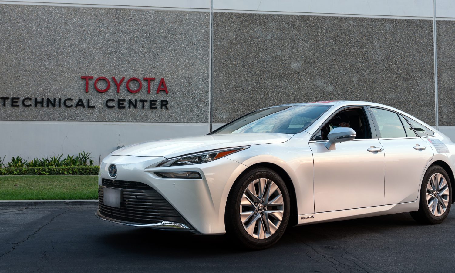 Toyota Mirai Sets GUINNESS WORLD RECORDS™ Title with 845 Mile Zero Emission  Journey - Toyota USA Newsroom