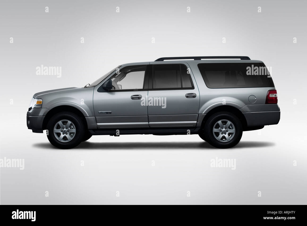 2008 Ford Expedition EL XLT in Silver - Drivers Side Profile Stock Photo -  Alamy