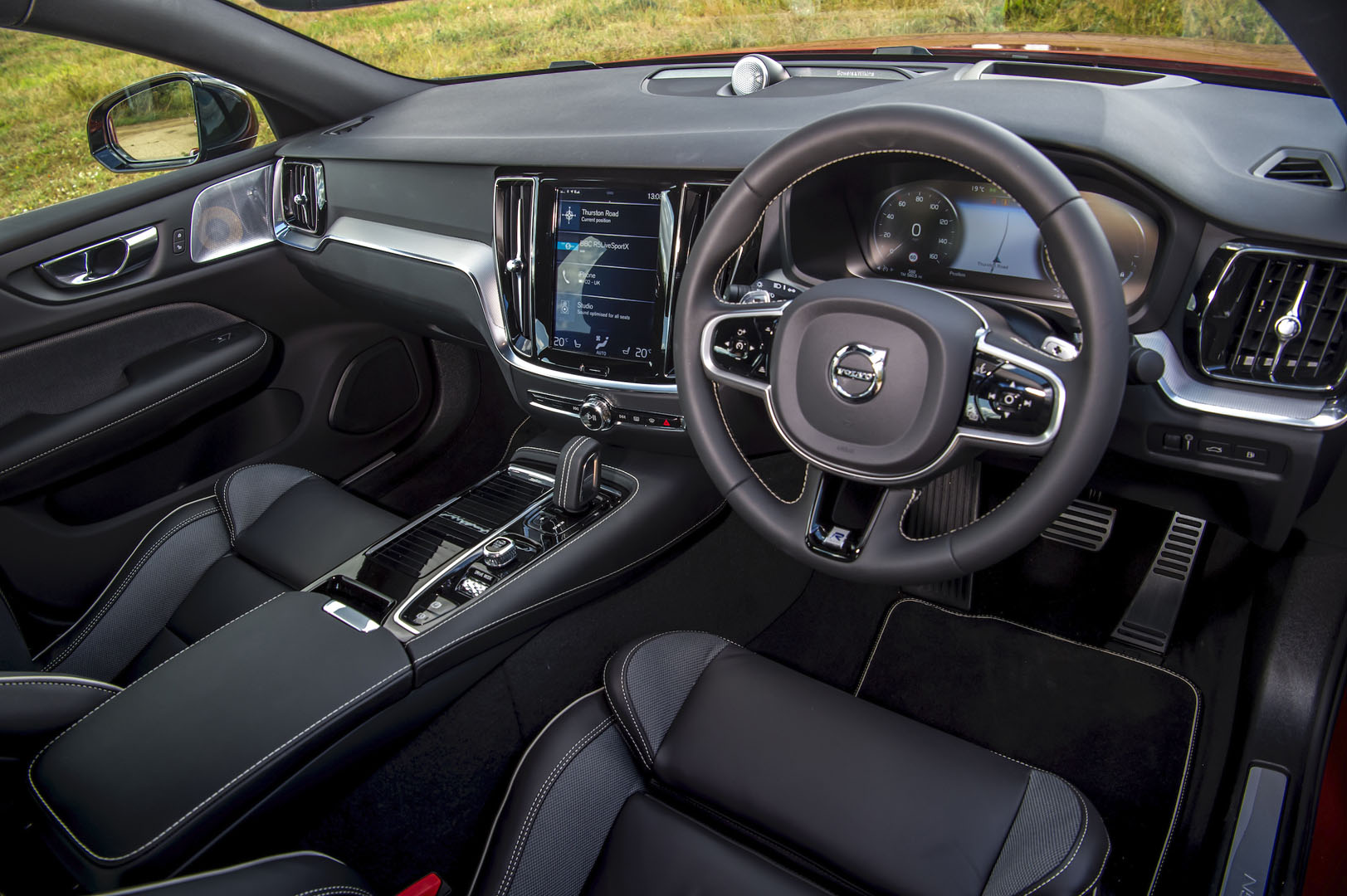 Volvo S60 Recharge T8 hybrid interior, dashboard & comfort | DrivingElectric
