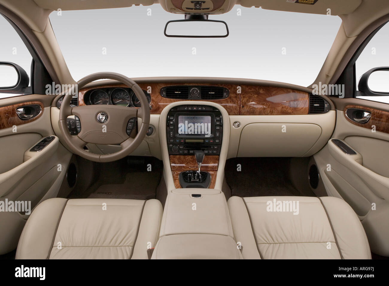 2007 Jaguar XJ Super V8 in Silver - Dashboard, center console, gear shifter  view Stock Photo - Alamy