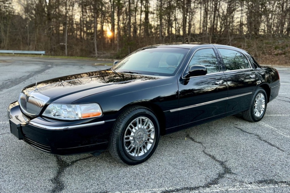 No Reserve: 27k-Mile 2008 Lincoln Town Car Signature Limited for sale on  BaT Auctions - sold for $23,750 on January 24, 2023 (Lot #96,587) | Bring a  Trailer