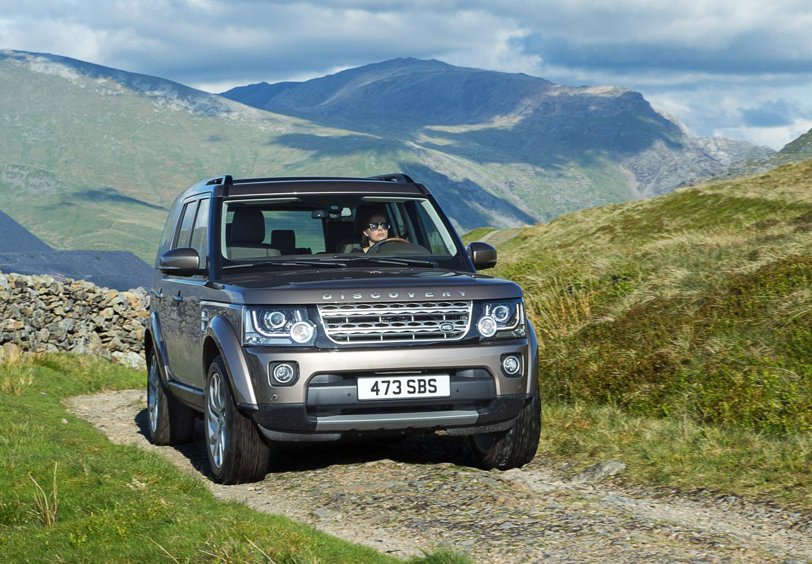 2015 Land Rover LR4 Gets Improved Connectivity, Steeper Price