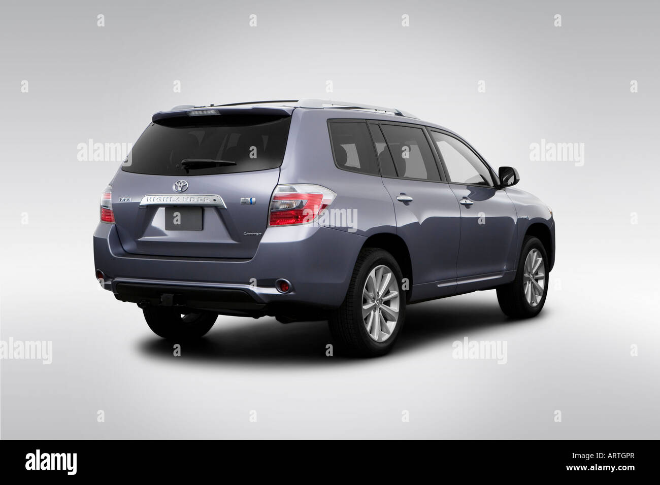 2008 Toyota Highlander Hybrid Limited in Blue - Rear angle view Stock Photo  - Alamy