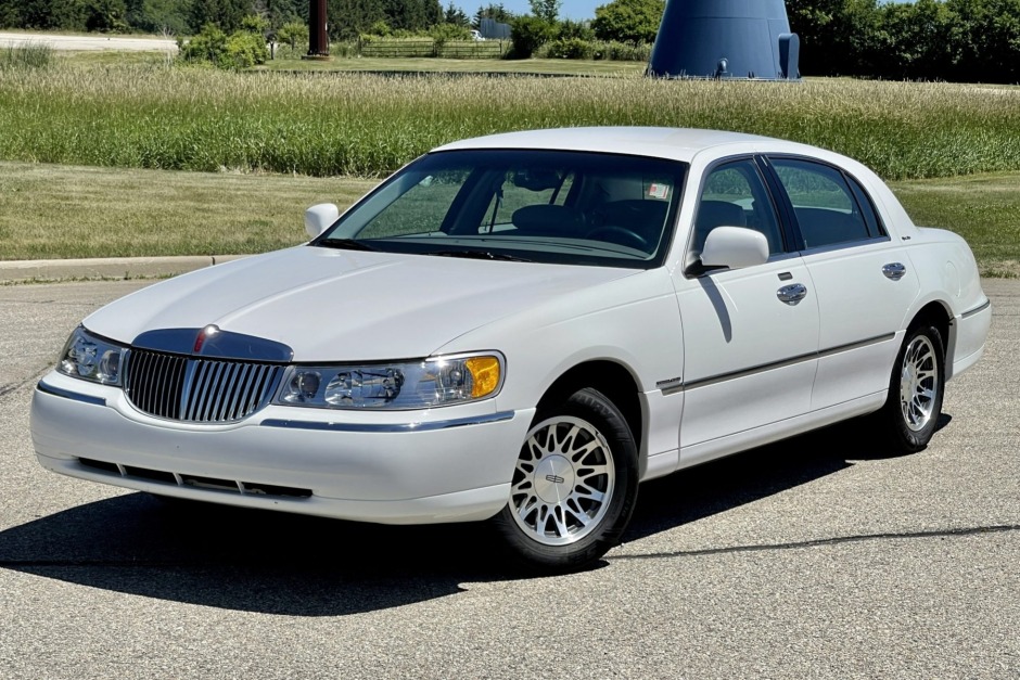 No Reserve: 30k-Mile 2000 Lincoln Town Car Signature Series for sale on BaT  Auctions - sold for $15,000 on July 18, 2022 (Lot #79,003) | Bring a Trailer