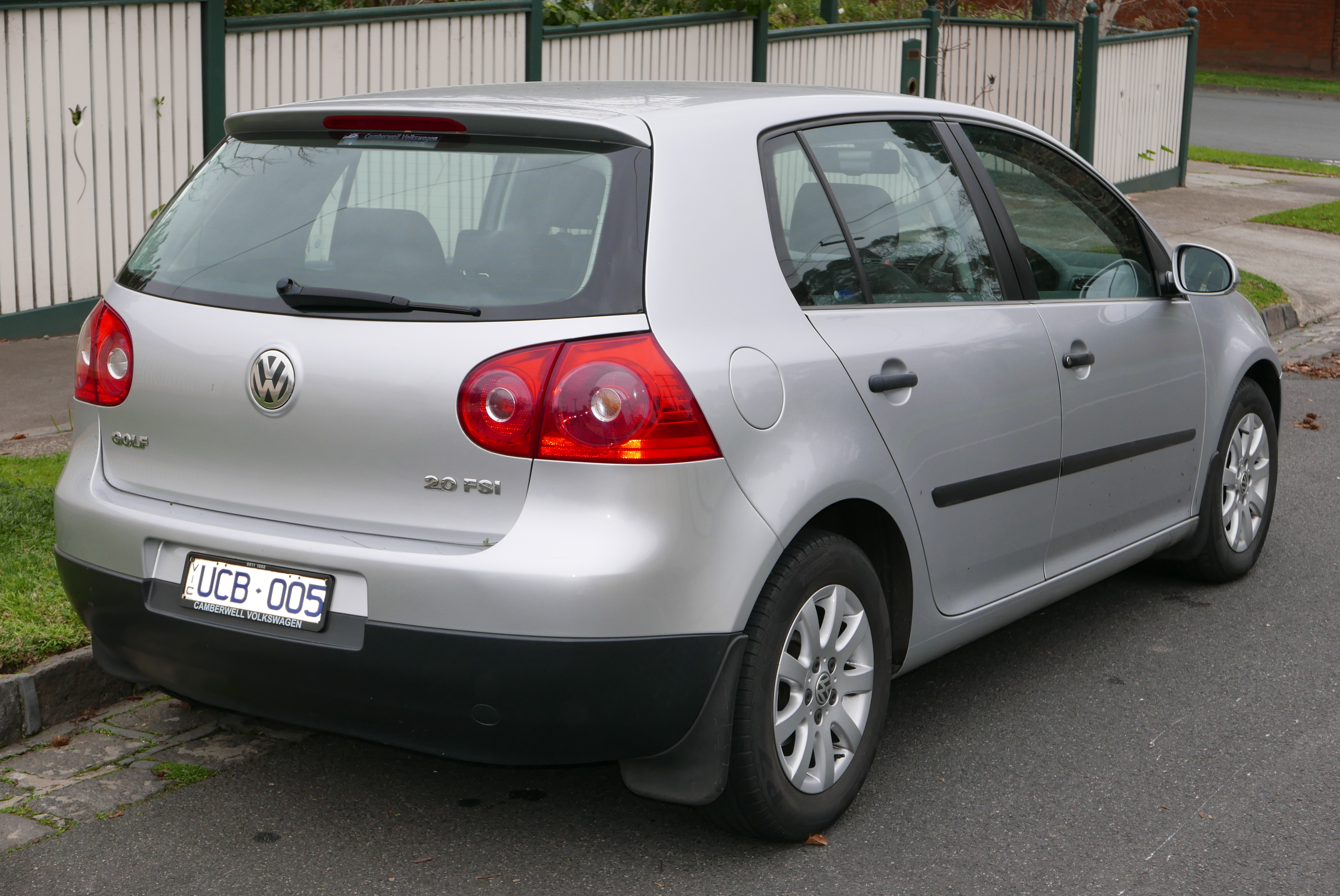 File:2005 Volkswagen Golf (1K) Comfortline 2.0 FSI 5-door hatchback  (2015-07-09) 02.jpg - Wikimedia Commons