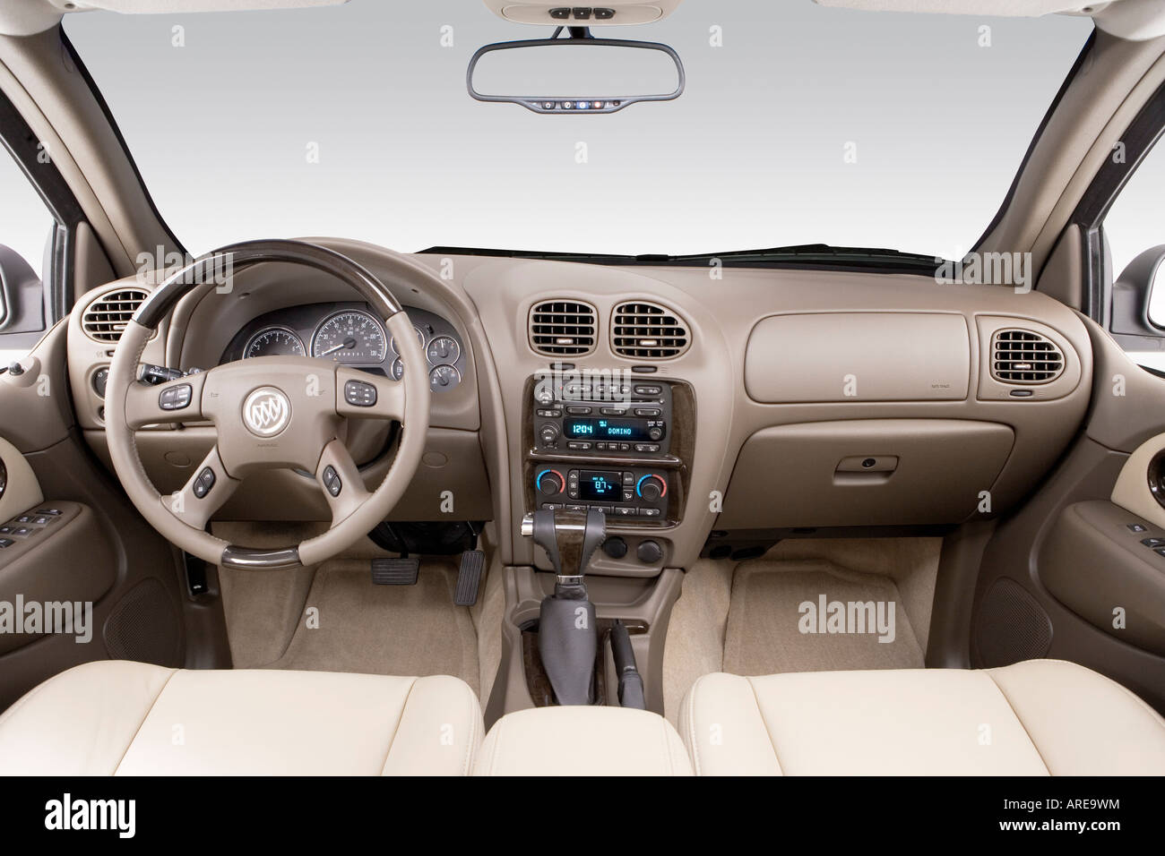 2006 Buick Rainier CXL in Gray - Dashboard, center console, gear shifter  view Stock Photo - Alamy