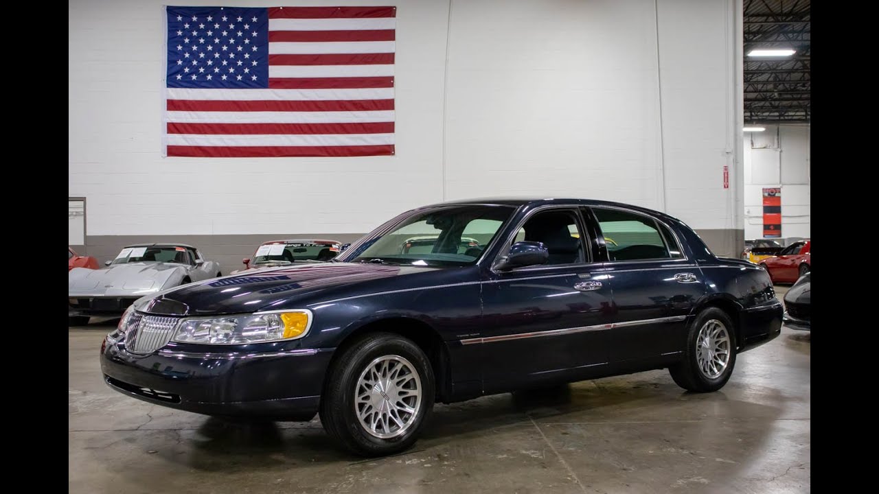 2000 Lincoln Town Car Signature series | GR Auto Gallery