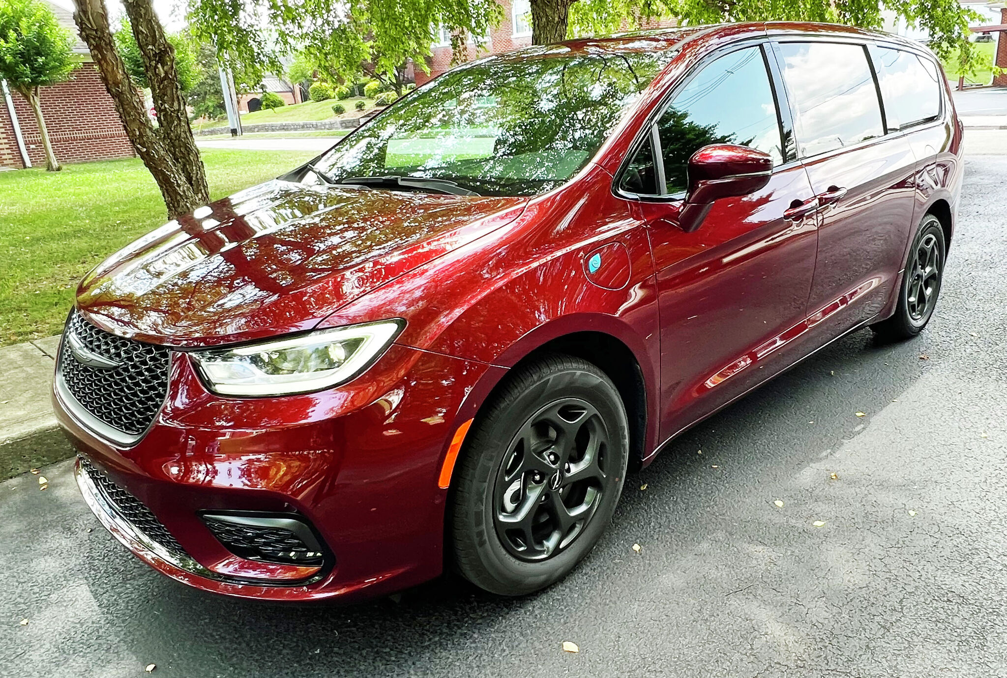 Chrysler Pacifica minivan returns for 2022, has plug-in hybrid choices