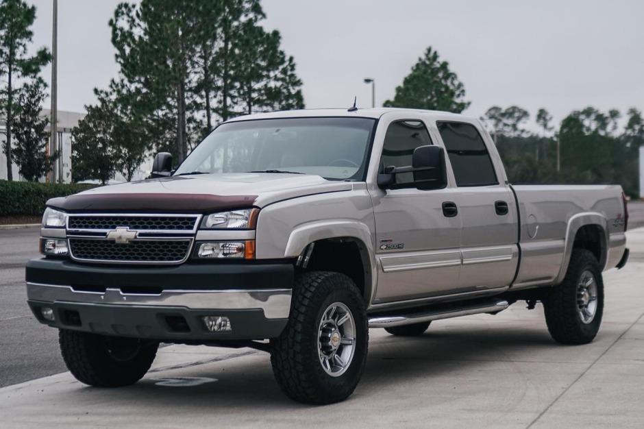 30k-Mile 2005 Chevrolet Silverado 2500HD Crew Cab Duramax 4x4 for sale on  BaT Auctions - sold for $61,000 on February 12, 2022 (Lot #65,650) | Bring  a Trailer