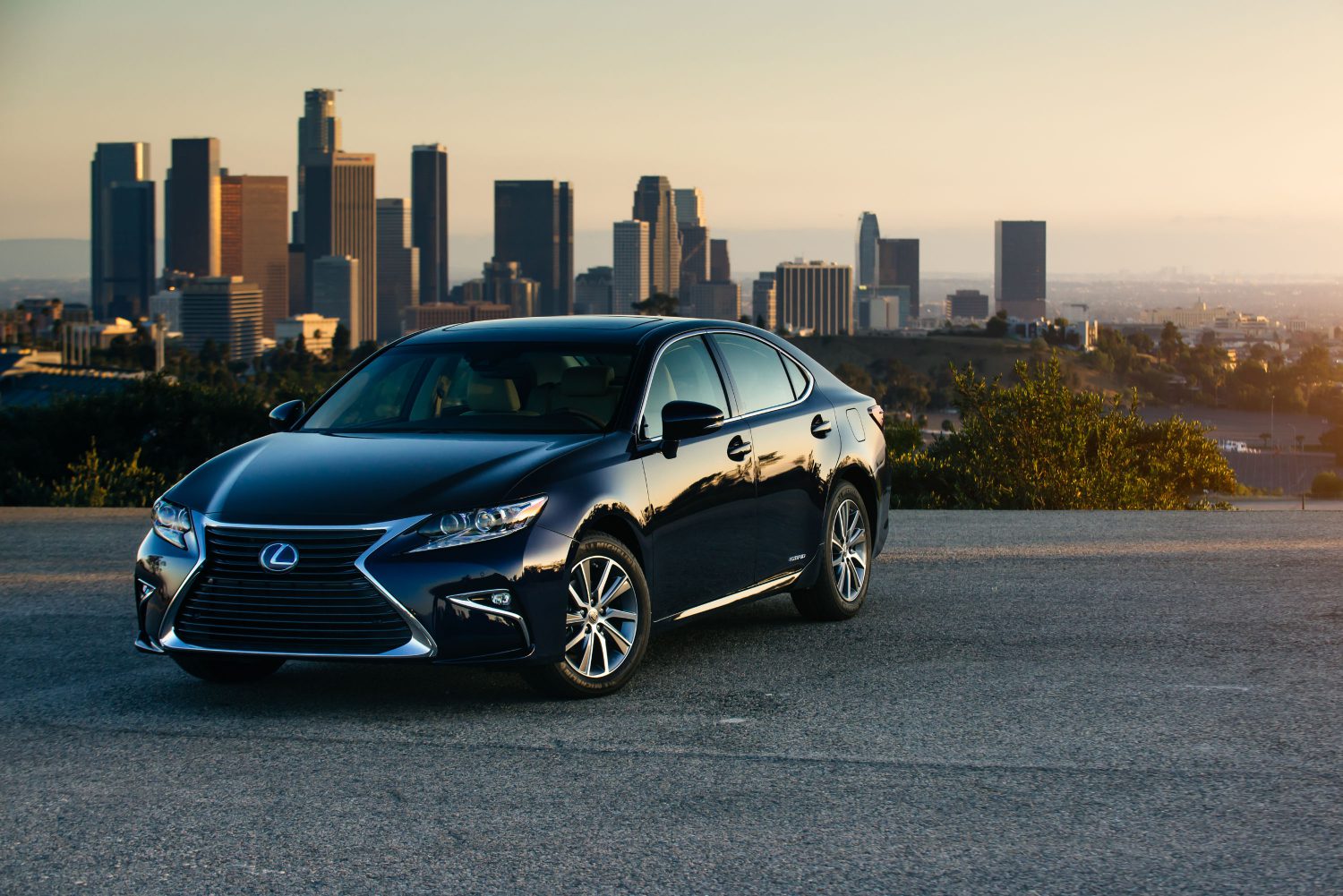 The Bold Hybrid Makes a Move in Safety; Lexus ES 300h Gets Lexus Safety  System+ as Standard - Lexus USA Newsroom