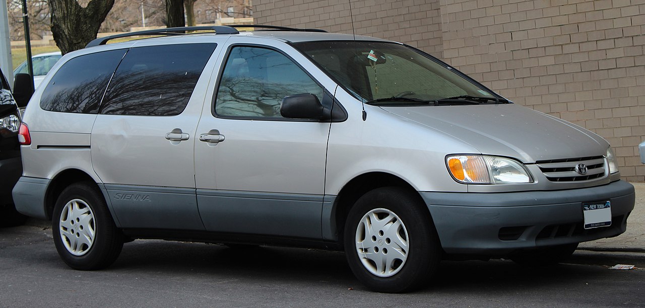 File:2001 Toyota Sienna LE front 3.30.19.jpg - Wikimedia Commons