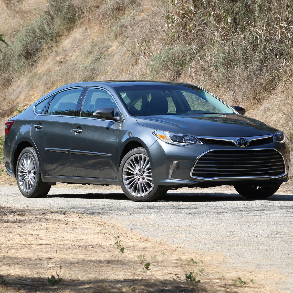 2018 Toyota Avalon Review: Relaxed-Fit Sedan