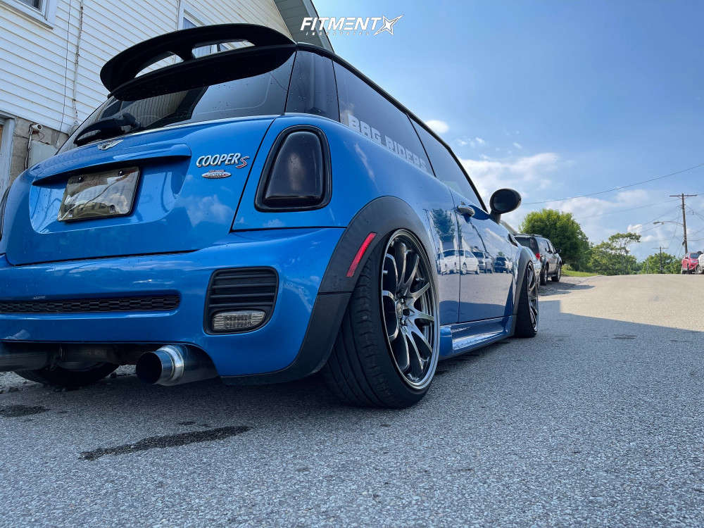 2009 Mini Cooper S with 18x8.5 JNC Jnc006 and Radar 215x35 on Air  Suspension | 1761839 | Fitment Industries