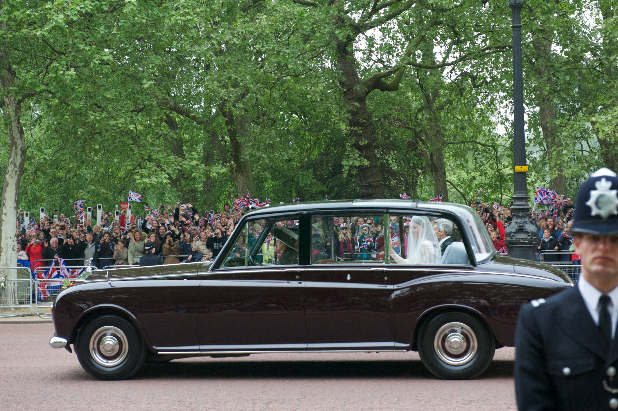 File:Car Marriage Kate Middleton and her father.jpg - Wikimedia Commons