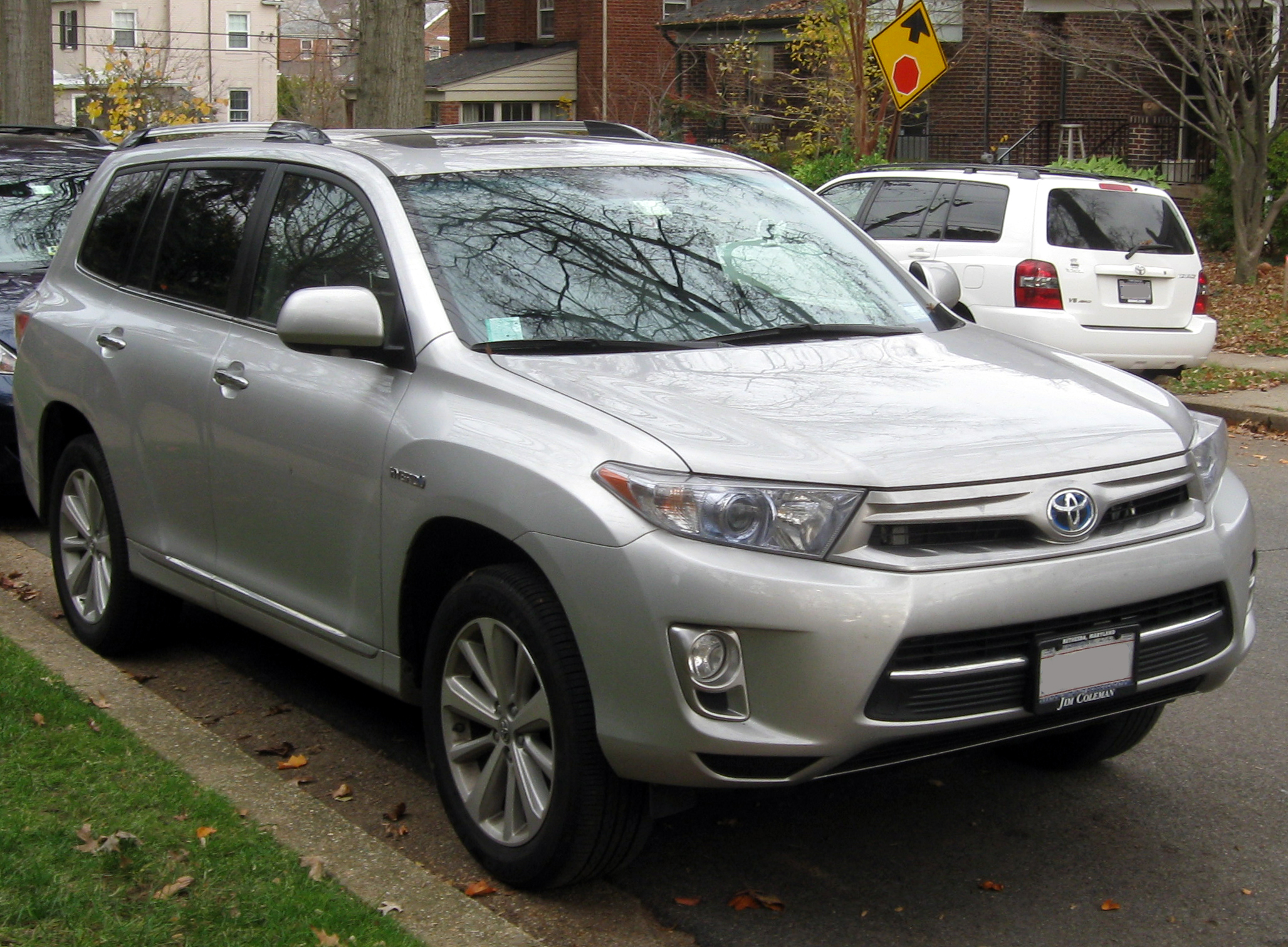 File:2011 Toyota Highlander Hybrid Limited -- 11-20-2011 2.jpg - Wikimedia  Commons