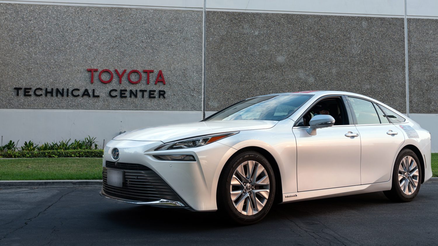 Toyota Mirai Sets GUINNESS WORLD RECORDS™ Title with 845 Mile Zero Emission  Journey - Toyota USA Newsroom