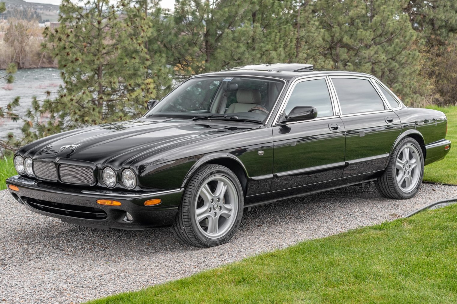9k-Mile 1999 Jaguar XJR for sale on BaT Auctions - sold for $29,000 on June  15, 2022 (Lot #76,153) | Bring a Trailer