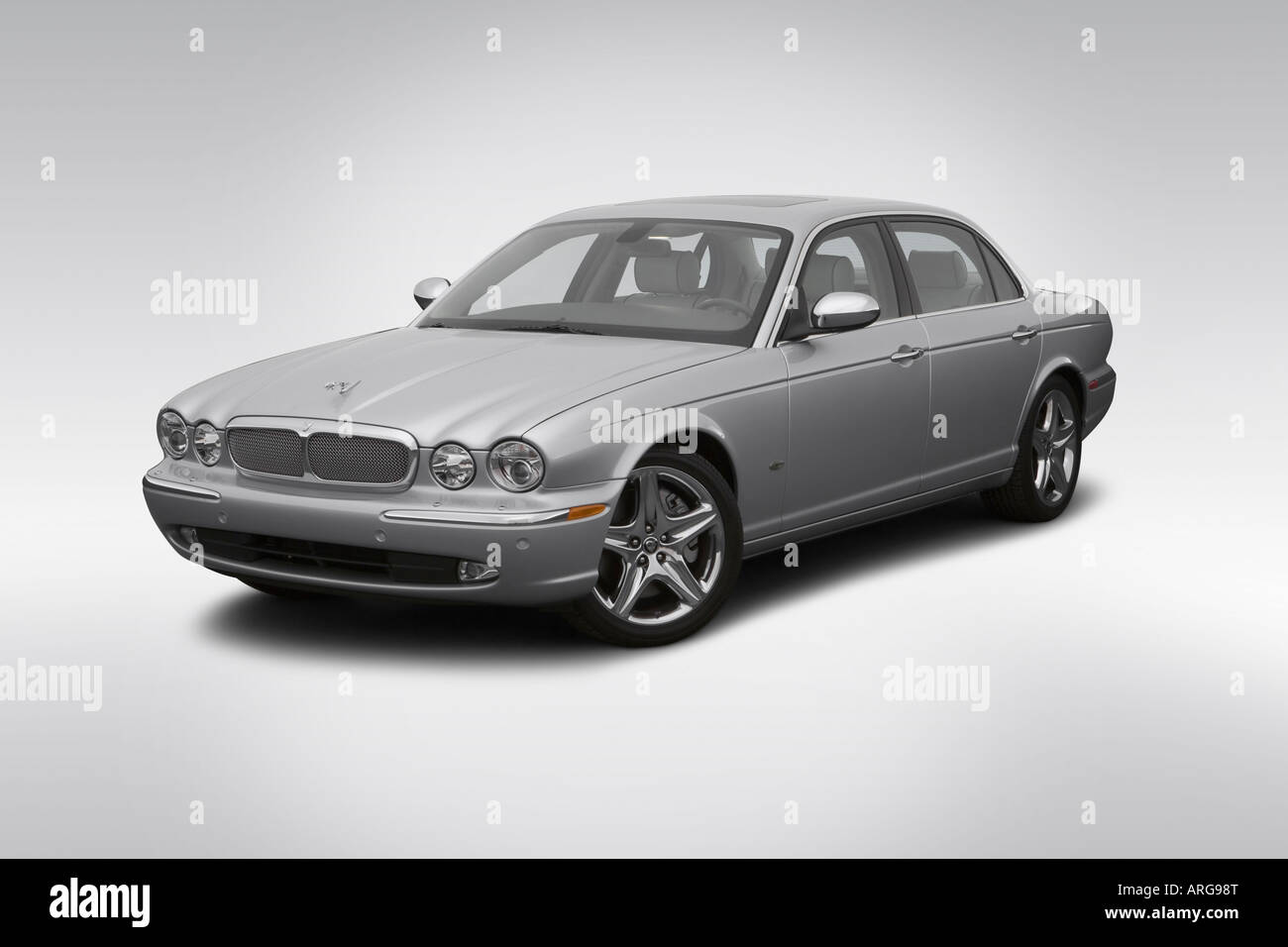 2007 Jaguar XJ Super V8 in Silver - Front angle view Stock Photo - Alamy