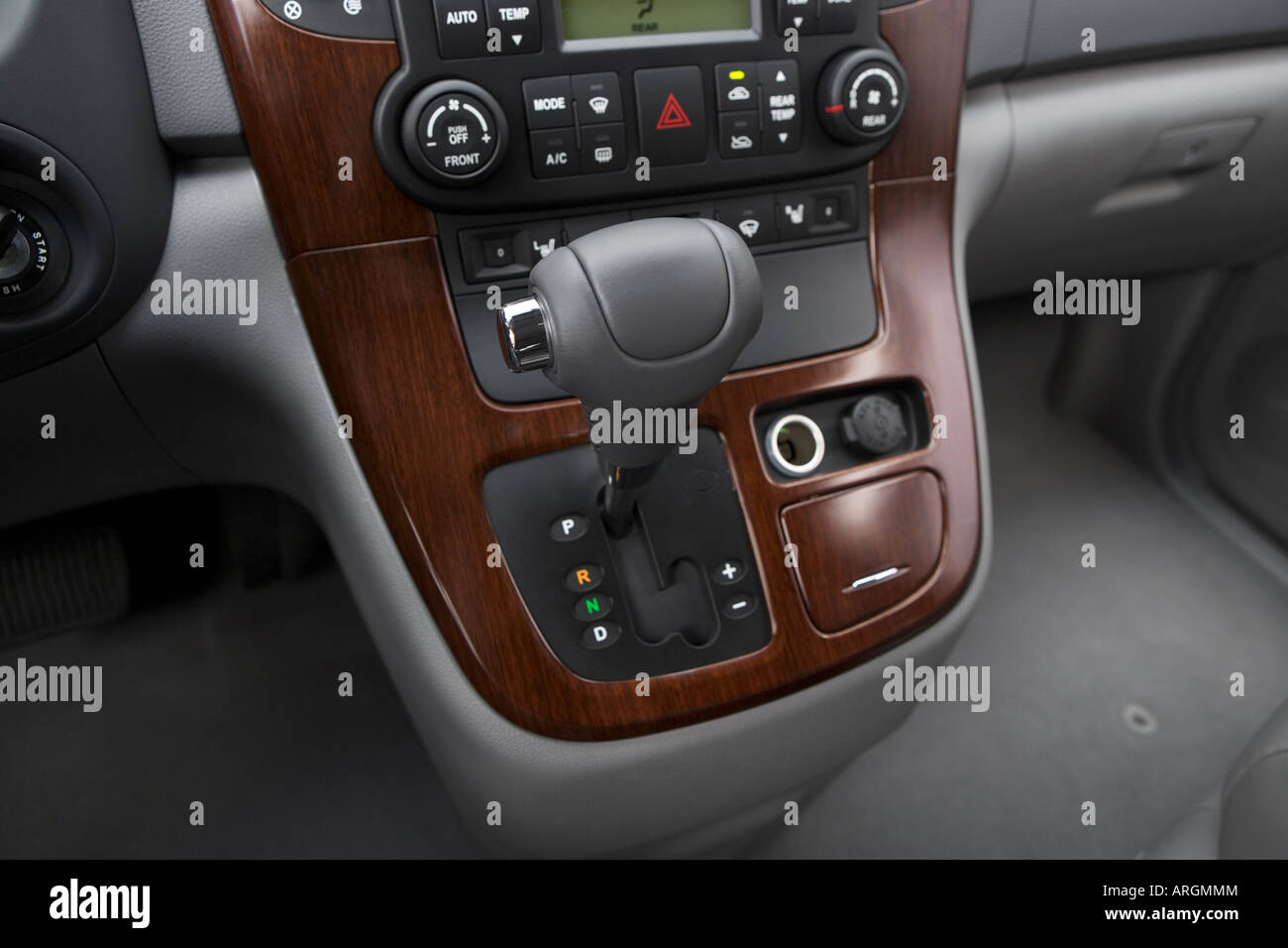 2007 Kia Sedona EX in Silver - Gear shifter/center console Stock Photo -  Alamy