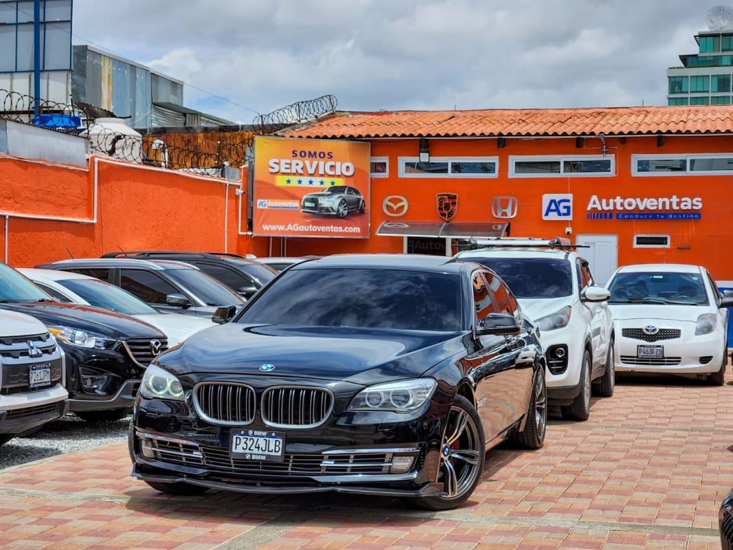 BMW 740 2014 157000 km Gasoline Automatic in Zona 10 | BMW 740i TWIN TURBO  M.2014