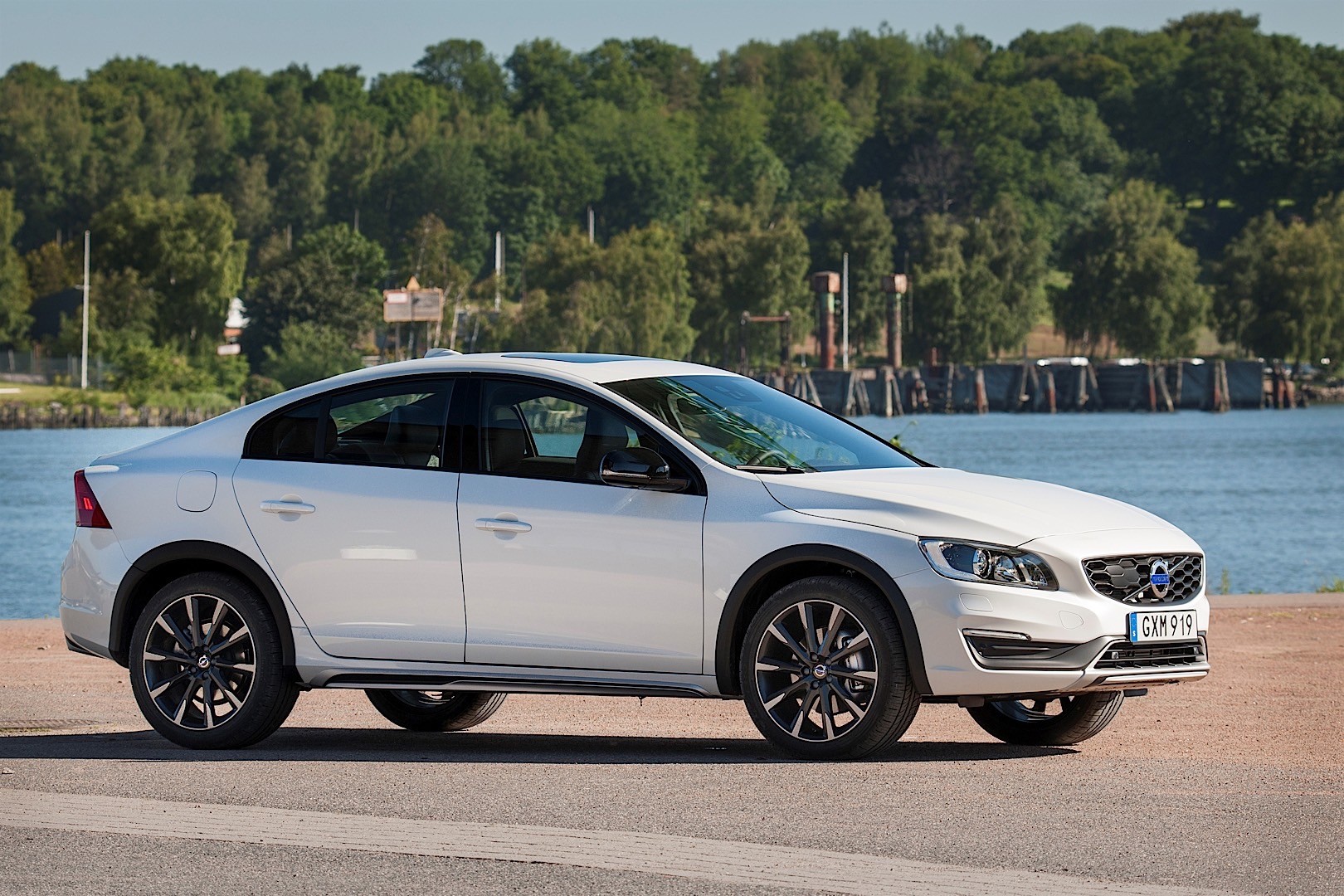 VOLVO S60 Cross Country Specs & Photos - 2015, 2016, 2017, 2018 -  autoevolution