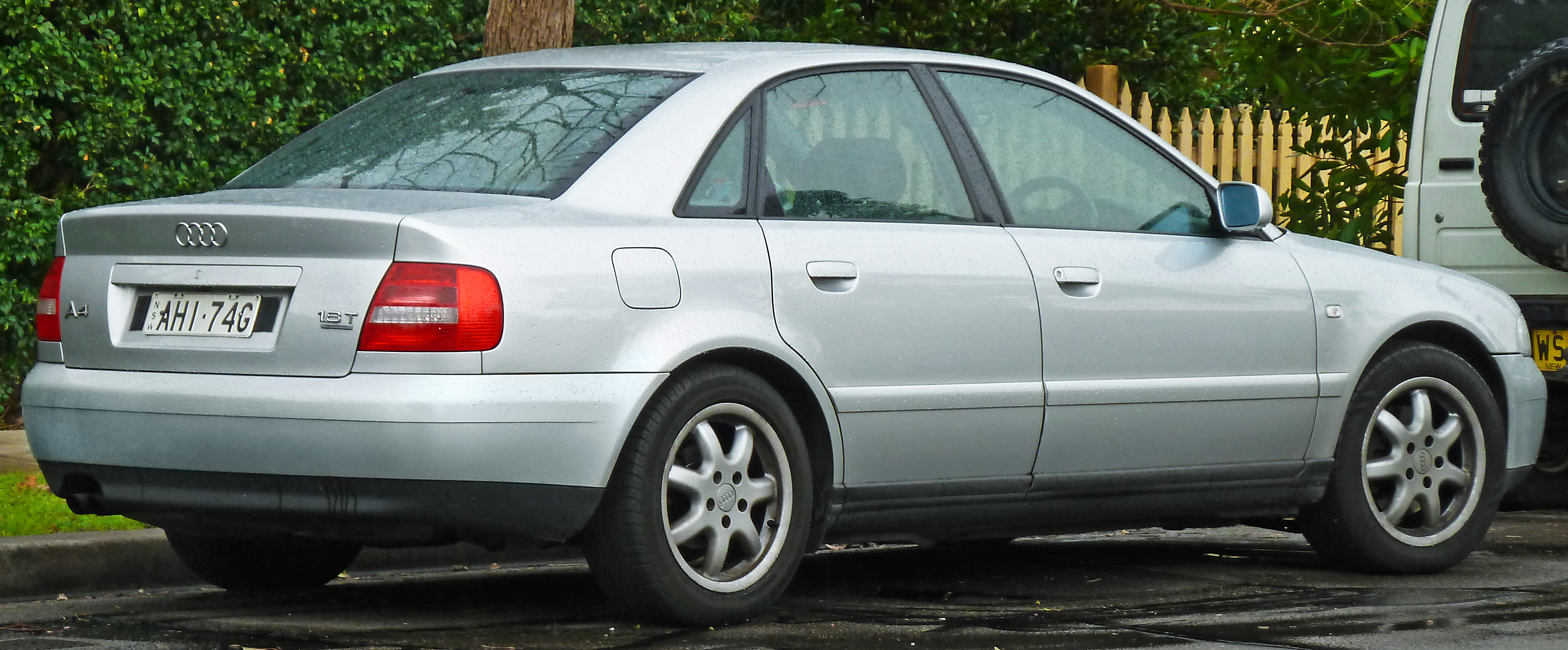 File:1999-2001 Audi A4 (8D) 1.8 T quattro sedan (2011-08-17) 02.jpg -  Wikimedia Commons