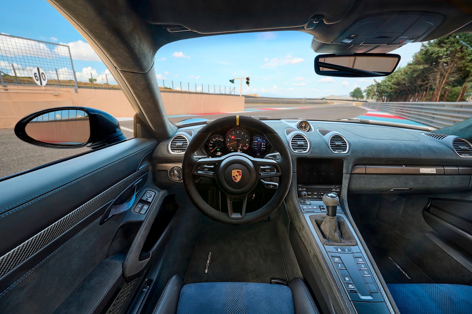 2023 Porsche 718 Cayman GT4 RS Interior Dimensions: Seating, Cargo Space &  Trunk Size - Photos | CarBuzz