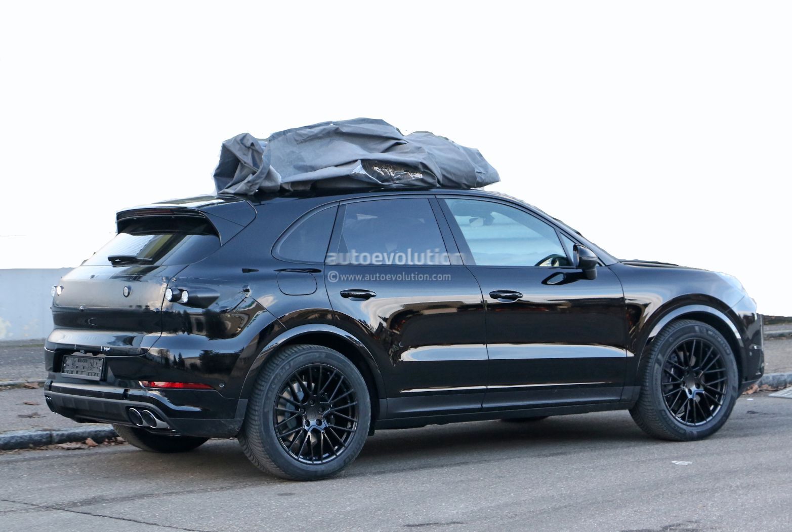 2022 Porsche Cayenne Facelift Prototype Shows New Front and Rear Design -  autoevolution