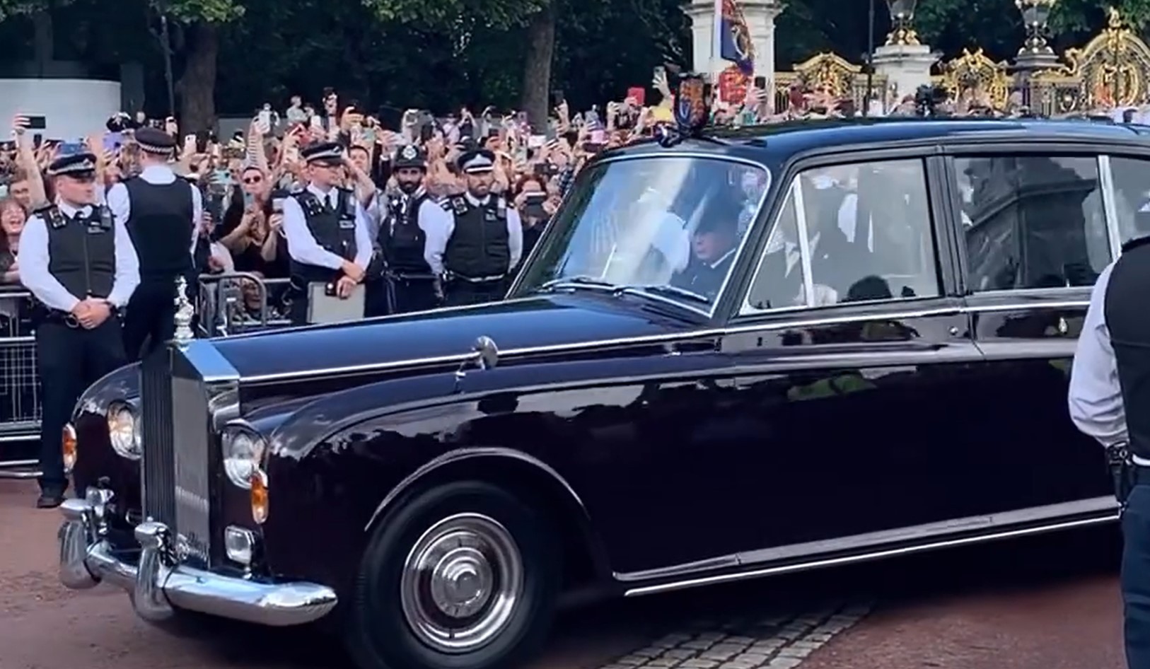 King Charles III's First Royal Ride to Buckinham Palace Was in a Rolls-Royce  Phantom VI - autoevolution