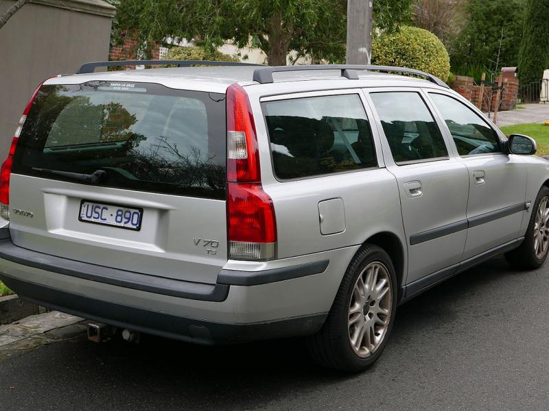 File:2001 Volvo V70 (MY01) T5 station wagon (2015-07-24) 02.jpg - Wikimedia  Commons