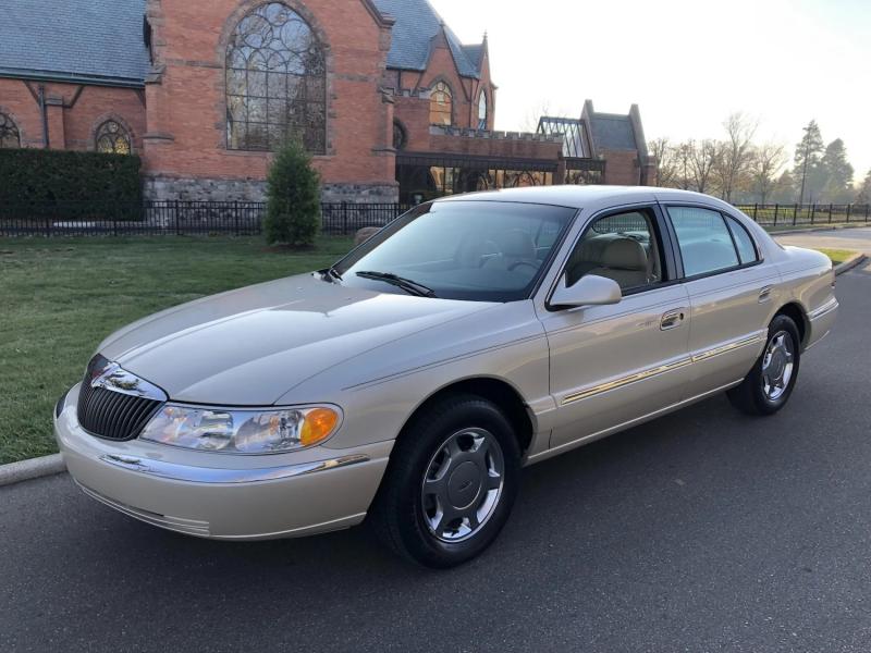 2000 Lincoln Continental With Just 33K Miles Up For Auction