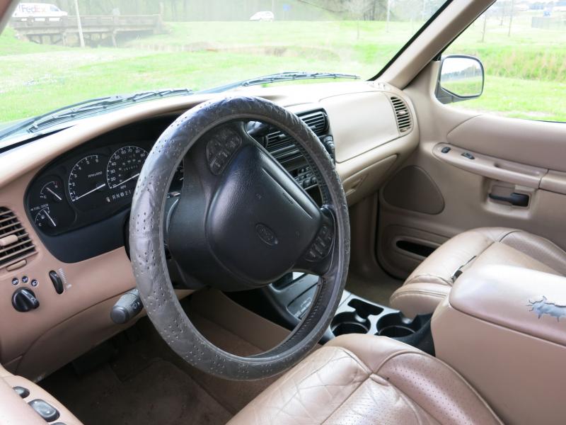 File:1998 Ford Explorer Eddie Bauer Edition - 16312869163.jpg - Wikimedia  Commons