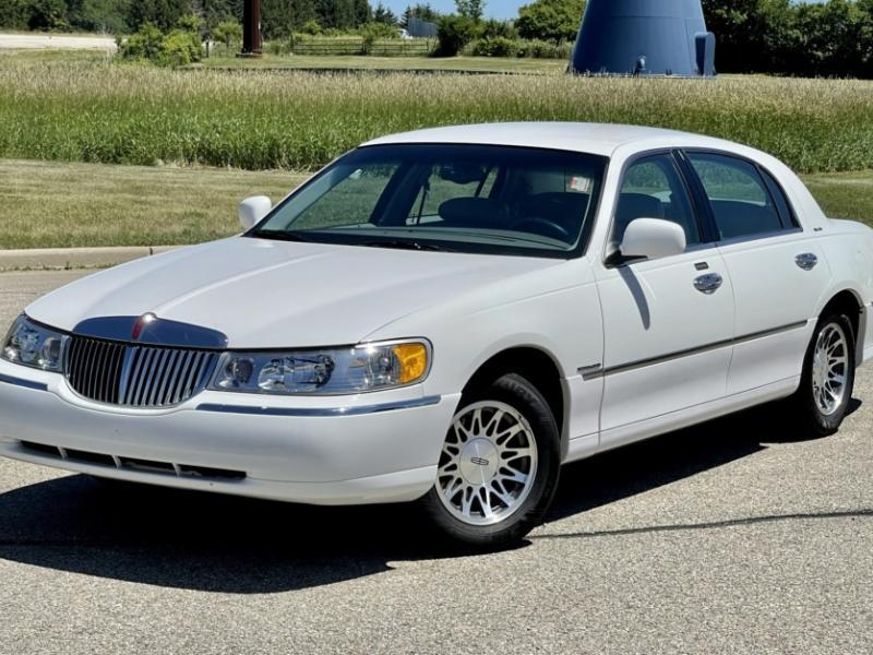 No Reserve: 30k-Mile 2000 Lincoln Town Car Signature Series for sale on BaT  Auctions - sold for $15,000 on July 18, 2022 (Lot #79,003) | Bring a Trailer